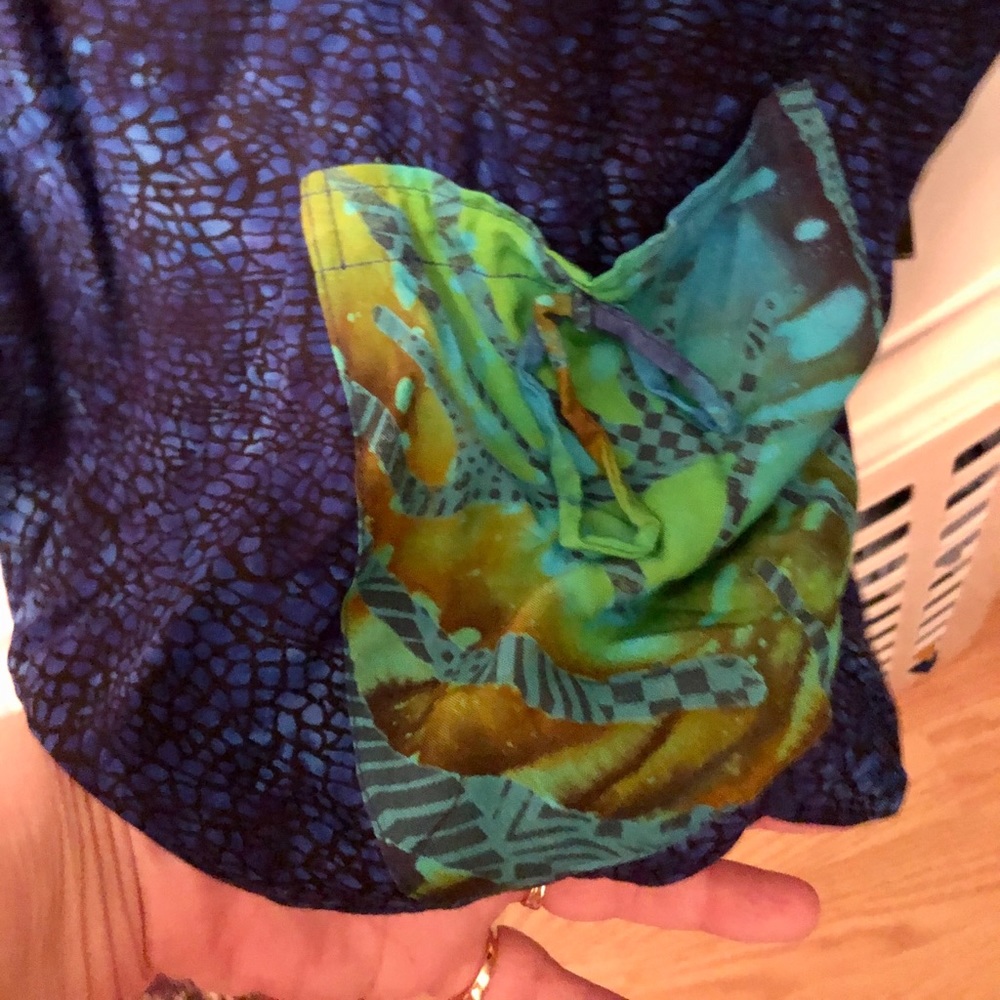 Gorgeous Colorful Shirt 💚💙 - Picture 8 of 8